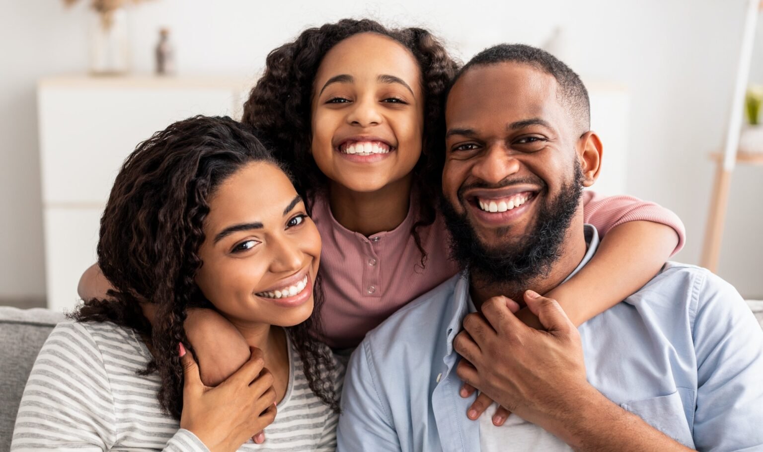 Famille souriante, parents et enfant
