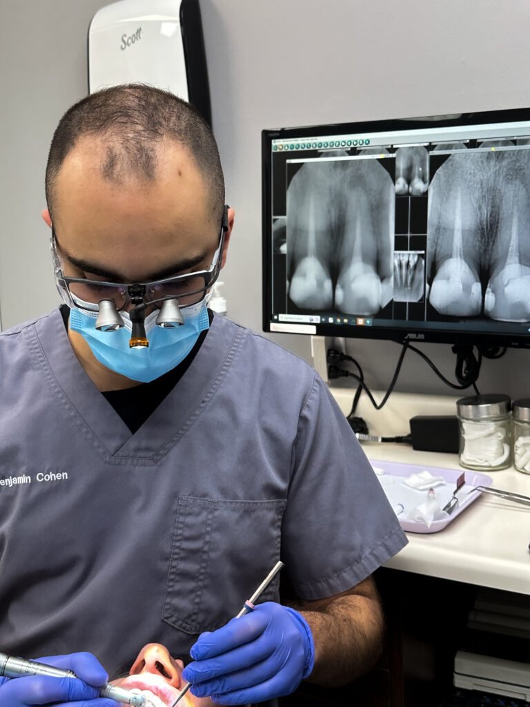 Dentiste de la Clinique Dentaire Cartier avec loupes et radiographies
