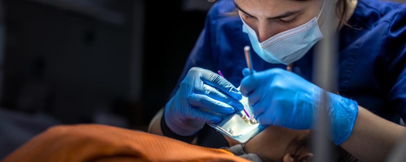 Chirurgien dentiste pendant une intervention